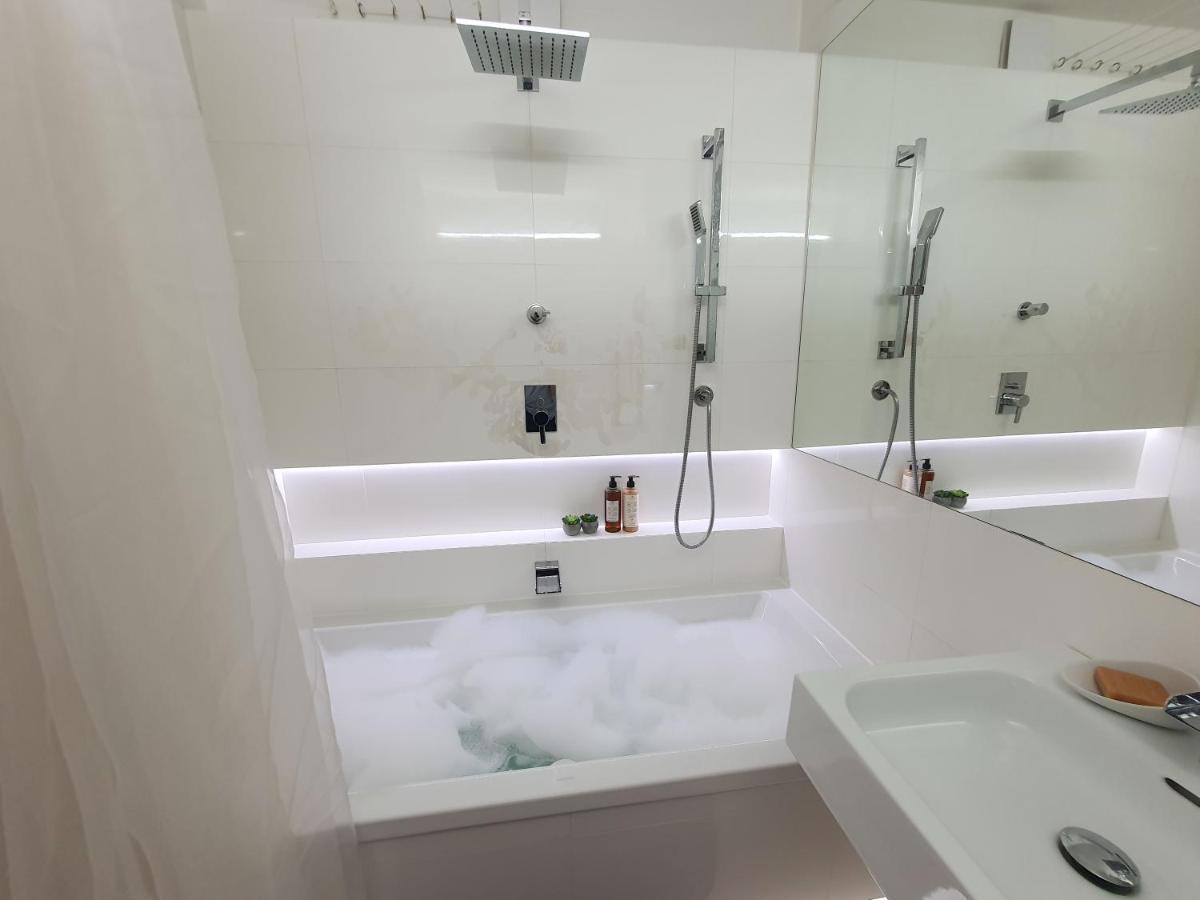 ヴロツワフWhitebeeapartamentアパートメント エクステリア 写真
